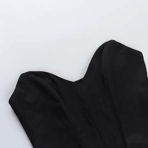 Détail de l'encolure en cœur et des coutures sur ce haut de corset en satin noir