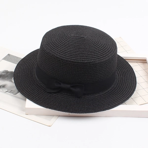 Eleganter schwarzer Strohhut mit passender Schleife für sommerlichen Sonnenschutz