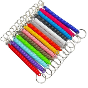 Portachiavi a spirale colorati in plastica con moschettoni in metallo su fondo bianco