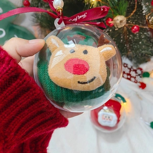 Weihnachtskugeln mit niedlichen Rentier- und Weihnachtsmann-Plüschfiguren als Geschenk