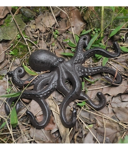 Nahaufnahme des Oktopus-Wandhakens aus Gusseisen mit rustikalem Bronze-Finish für Deko