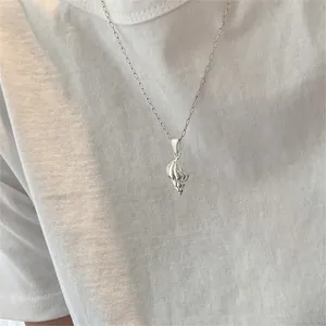 Dettaglio ravvicinato del ciondolo a conchiglia in argento 925 su una catena sottile