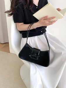 Minimalistische schwarze PU-Achseltasche mit Schleife, präsentiert von einem Model
