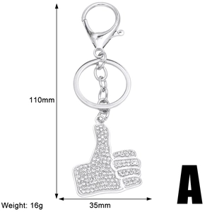 Detailansicht des silbernen Daumen-Schlüsselanhängers mit Maßen 110mm x 35mm und Strass