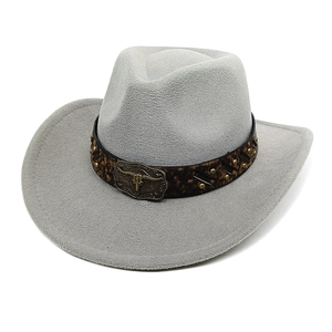 Détail d'un chapeau de cowboy en feutre avec boucle tête de taureau et rivets dorés
