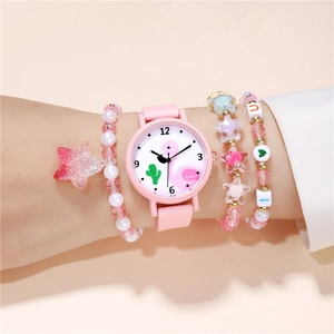 Montre flamant rose pour enfant au poignet avec trois bracelets à perles assortis