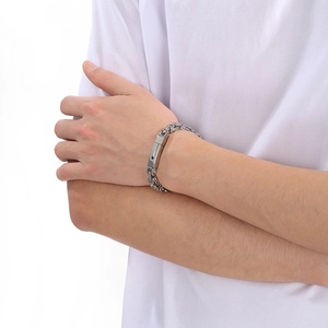 Nahaufnahme der Herren-Byzantiner-Armband aus Edelstahl mit rechteckigem Verschluss am Handgelenk