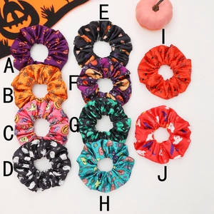 Lot de 10 chouchous d'Halloween en tissu avec motifs citrouilles et fantômes sur fond blanc
