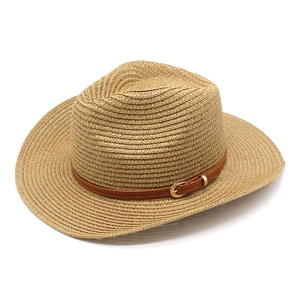 Chapeau de cowboy en paille pour femme avec ruban en cuir marron et boucle dorée