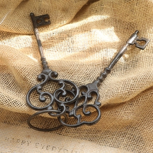 Nordic Vintage Dekoschlüssel aus Gusseisen auf Sackleinen mit rustikaler Textur