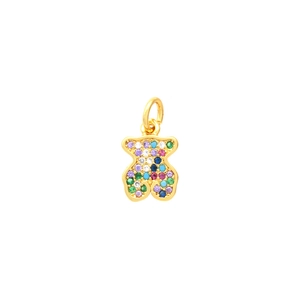 Détail du pendentif ours plaqué or 18K avec zircons colorés sur fond blanc neutre