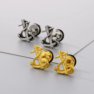 Macro di orecchini a perno a forma di ancora in argento e oro con base a spirale
