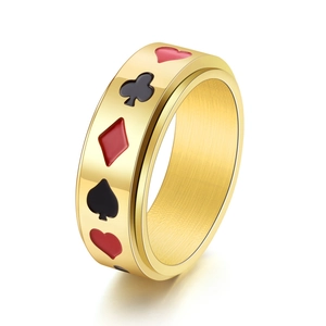 Détail de la bague rotative en titane doré avec motifs de cartes de poker en émail