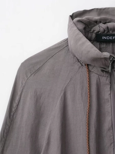Dettaglio del colletto e della spalla della giacca bomber talpa con coulisse e tessuto in twill
