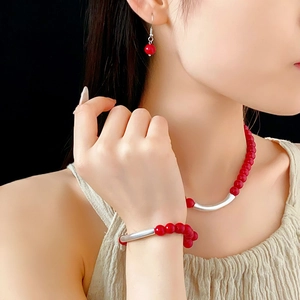 Parure ethnique en perles de turquoise avec perles rouges et détails de tubes courbés argentés
