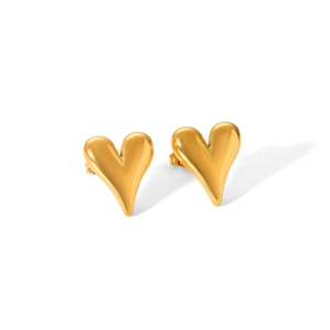 Primo piano di orecchini a lobo a cuore dorati lucidi dal design fluido moderno