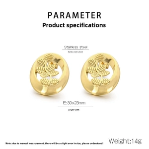 Makroaufnahme der goldenen Edelstahl-Hohlblattohrringe mit Größe 30x23mm und 14g Gewicht