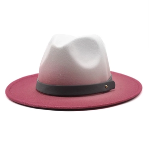 Détail du chapeau fedora dégradé rose avec bande cuir gris et clou doré brillant