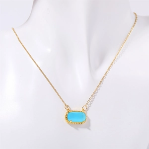 Detail der Goldkette mit blauem Zirkon im Smaragdschliff an einer Schaufensterpuppe