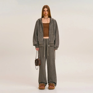 Dettaglio della felpa con cappuccio in cotone grigio lavato vintage con texture ed zip