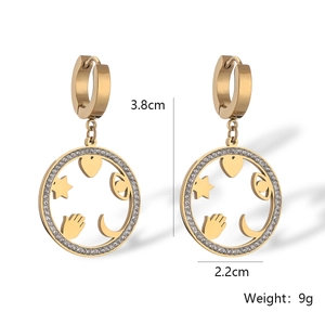 Détail de boucles d'oreilles plaquées or 18k avec breloques cœur et étoile en cristal