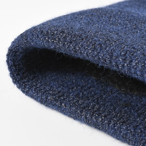 Warme dunkelblaue Strickmütze mit weichem Thermofutter für kalte Wintertage im Freien