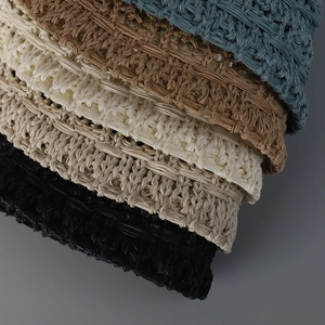 Detailansicht der Strickstruktur von Sonnenhüten in verschiedenen Farben mit Jacquard-Muster