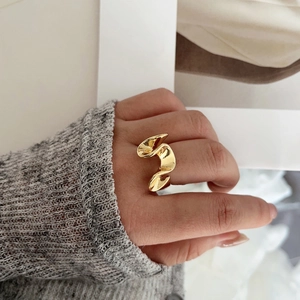 Anello ondulato placcato oro da donna con elegante design scultoreo a forma intrecciata