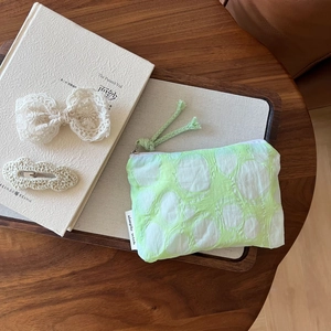 Vue détaillée d'une pochette en coton à fleurs avec étiquette et pinces en dentelle