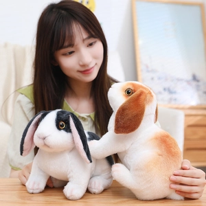 Détail de peluches de lapins bélier réalistes noir et marron dans un cadre chaleureux