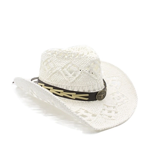 Dettaglio cappello cowboy bianco intrecciato con cintura marrone e logo di toro