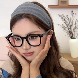 Monture de lunettes carrées noires oversize tendance sur modèle pour un look affiné chic