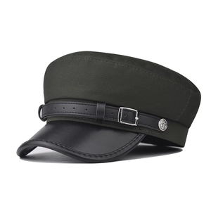 Dettaglio cappello da marinaio verde oliva con visiera in ecopelle e bottone con ancora