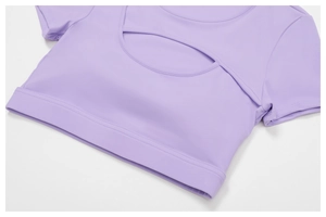 Dettaglio del design cut-out e dell'orlo del crop top da yoga color lavanda