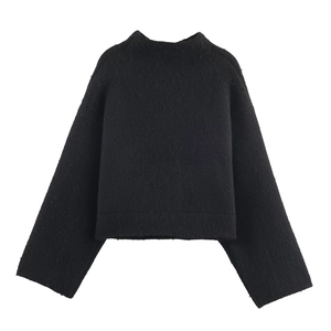 Veste cape en mélange de laine noire avec manches larges et texture pelucheuse sur fond blanc