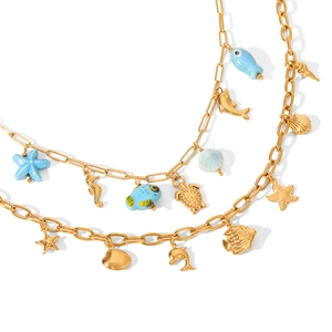 Collier multicouche doré avec étoile de mer, coquillage et breloques en céramique