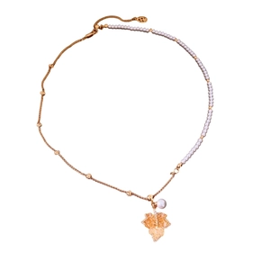 Collana di perle placcata oro 18K con ciondolo a foglia d'acero e cristalli su fondo bianco