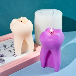 Makroansicht von weißen und lila zahnförmigen Kerzen mit zylindrischem Silikonform-Set