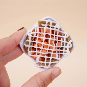 Miniatuur voedselmodel van rode bonensalade met witte saus in een klein kommetje