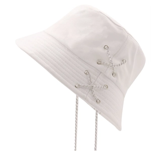 Cappello alla pescatora bianco in cotone streetwear con catene metalliche stile punk