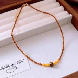 Détail du collier vintage en perles d'oeil de tigre avec fermoir mousqueton