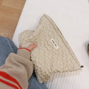 Pochette minimaliste à texture gaufrée ondulée avec étiquette Simple Wish et zip
