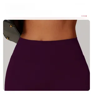 Vue détaillée du short de yoga taille haute prune avec coutures incurvées à la taille