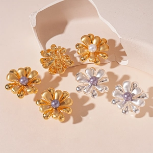 Boucles d'oreilles fleurs en métal au fini mat avec perles artificielles centrales