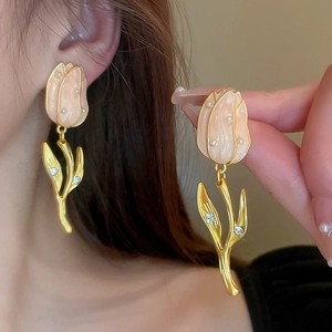 Boucles d'oreilles tulipes vintage avec fleurs en émail rose et perles d'imitation