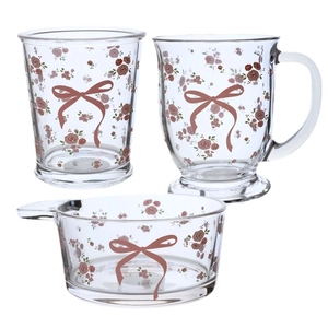 Service de verres à motif rose et nœud, comprenant des tasses et mugs sur fond blanc