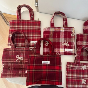 Mini sac à main en laine à carreaux rouges avec nœud et étiquette de marque festive