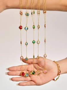 Dettaglio delle collane in acciaio inossidabile placcato oro 18k con vetro ceco colorato