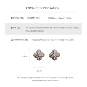 Vue macro des boucles d'oreilles trèfle en argent serties de zircon et dimensions du produit