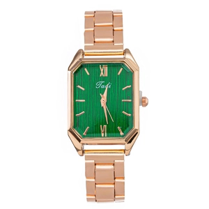 Dettaglio dell'orologio in acciaio oro rosa con quadrante verde e indici romani